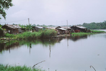 community houses on the edge of the lagoon